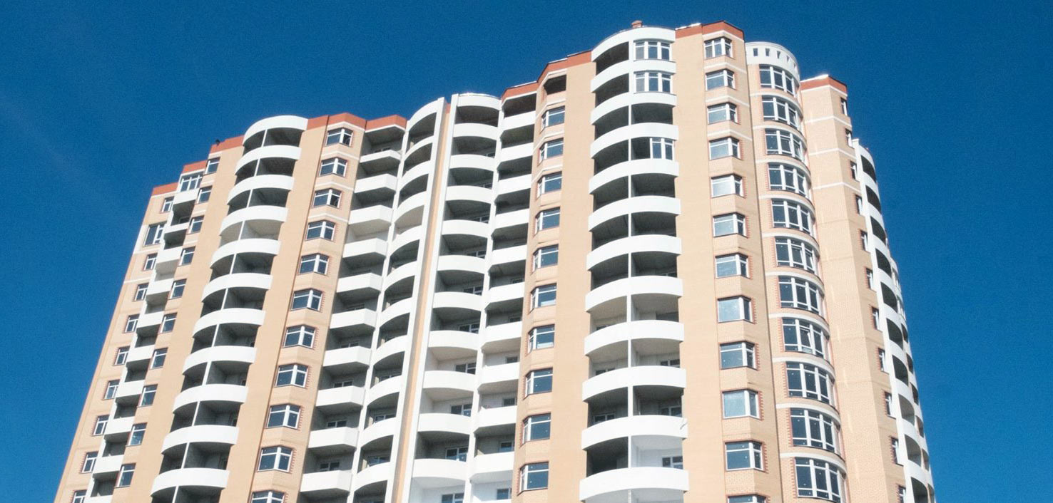 Висотна секція будинку Говорова 8 під ясним синім небом